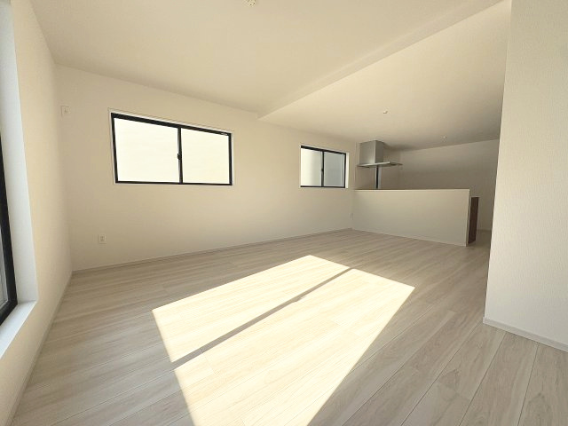 【居間・リビング】 | 福岡市西区小戸3丁目6期　2号棟（全3棟）【仲介手数料無料・0円】 | 現地写真。