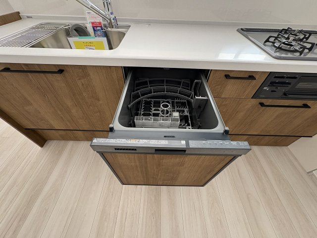 【キッチン】 | 福岡市西区小戸3丁目6期　2号棟（全3棟）【仲介手数料無料・0円】 | 現地写真。食洗器が付いてます。