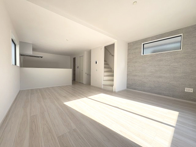 【居間・リビング】 | 福岡市西区小戸3丁目6期　2号棟（全3棟）【仲介手数料無料・0円】 | 現地写真。リビングです。