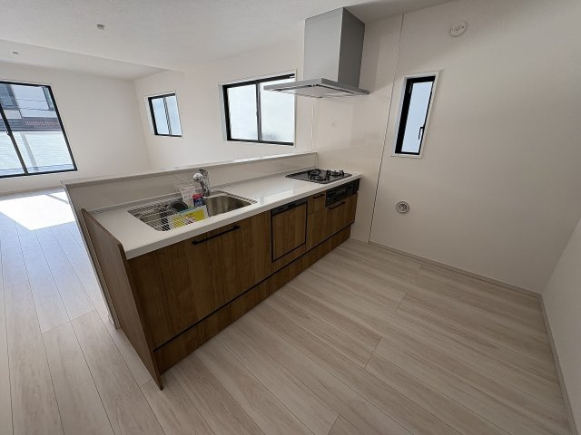 【キッチン】 | 福岡市西区小戸3丁目6期　2号棟（全3棟）【仲介手数料無料・0円】 | 現地写真。