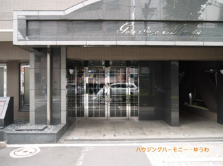 【エントランス】 | 大理石敷きの重厚感・清潔感あるエントランスです。