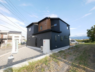 【外観】 | 建物北側にも広いスペース付き