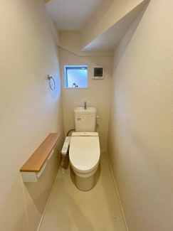 【トイレ】 | 千葉市中央区大森町　中古戸建　京成千原線「大森台」駅 | 便利で快適なウォシュレット付き　GOOD！
便座を温める機能もついているので、居心地が良く、つい長居してしまいそう！！
換気用に窓もついているので空気の入れ替えがしやすく、クリーンな空間を保てます！！