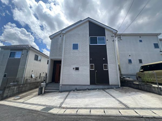 【外観】 | 千葉市中央区大森町　中古戸建　京成千原線「大森台」駅 | 本邸宅は、2台の駐車スペースを確保しております。ワンボックスカーの需要が多くなっている中、これだけの広さがあれば、駐車にも困らずストレスにもならないですね♪清潔感溢れる玄関がお出迎えする本邸宅！！