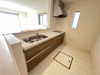 【キッチン】 | 千葉市中央区大森町　中古戸建　京成千原線「大森台」駅 | 美しく＆使いやすい。奥様想いのキッチン空間温もりを醸し出すカキッチンは料理の為の配慮を散りばめられた仕様。家事をしながらお子様の様子を見守れる安心感、床下の収納スペースもちょっとした物を収納でき魅力♪