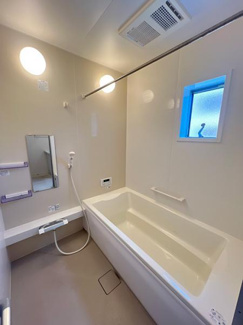 【浴室】 | 千葉市中央区大森町　中古戸建　京成千原線「大森台」駅 | ゆったりとくつろぐことのできるバスタブは毎日の疲れを 癒す空間になっています！！親子で一緒に入れる広さがありますので、親子のコミュニケーションの場として♪また、換気窓もあるので気になる湿気も安心！！！