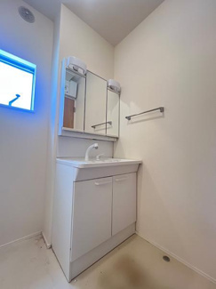 【独立洗面台】 | 千葉市中央区大森町　中古戸建　京成千原線「大森台」駅 | 独立型洗面台は、鏡の裏は収納スペースになっているのでお化粧や髭剃りを収納しておけば朝の身支度の際に取り出しに便利！小窓も付いているので自然光が差し込み仕上がりが良くなりそう♪身だしなみを整えられます！