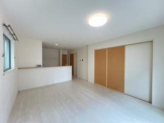 【居間・リビング】 | 千葉市中央区大森町　中古戸建　京成千原線「大森台」駅 | 広いＬＤＫでは家族が集まり一緒の時間を過ごせる工夫がされております！一日の中で多くの時間を過すことになるLDだからこそ、いつも穏やかな空間であることが必然。笑い声や会話は一生の宝物になりそうです！！