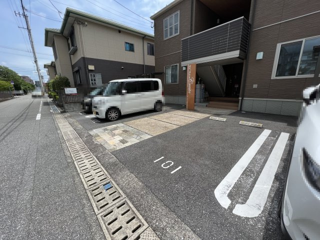 シャーメゾン クレスタの駐車場