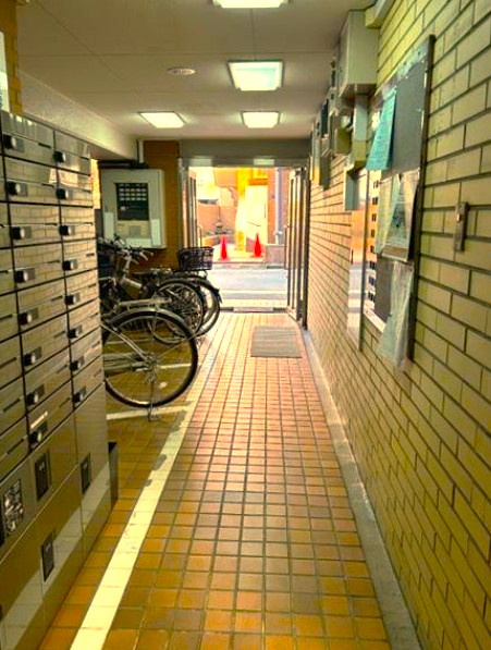 ハピーハイツ入谷のエントランス|自転車置き場