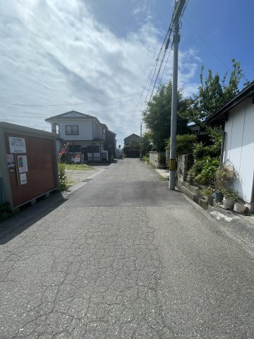 会津若松市建福寺前　古屋付き住宅用地の前面道路含む現地写真