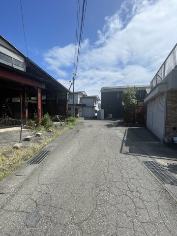会津若松市建福寺前　古屋付き住宅用地の前面道路含む現地写真