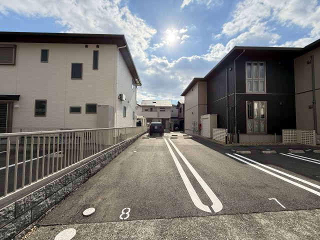 シャーメゾン旭WESTの駐車場