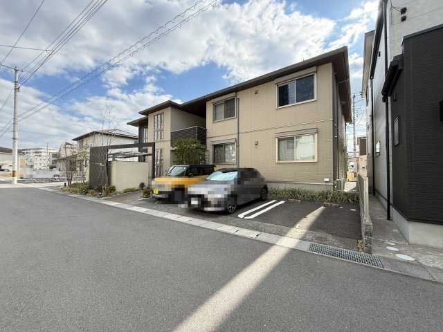 シャーメゾン旭WESTの駐車場