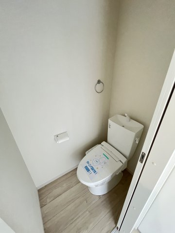 【トイレ】 | 春日市塚原台2丁目1期　1号棟（全1棟）【仲介手数料無料・0円】 | 現地写真。1階のトイレです。