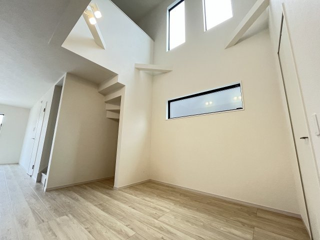 【居間・リビング】 | 春日市塚原台2丁目1期　1号棟（全1棟）【仲介手数料無料・0円】 | 現地写真。