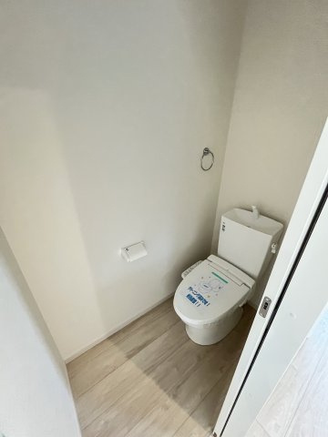 【トイレ】 | 春日市塚原台2丁目1期　1号棟（全1棟）【仲介手数料無料・0円】 | 現地写真。2階にもトイレです。