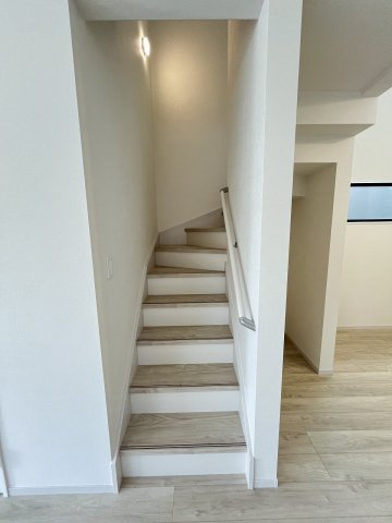【内装】 | 春日市塚原台2丁目1期　1号棟（全1棟）【仲介手数料無料・0円】 | 現地写真。2階へ上がる階段です。手摺もついて安全ですね。