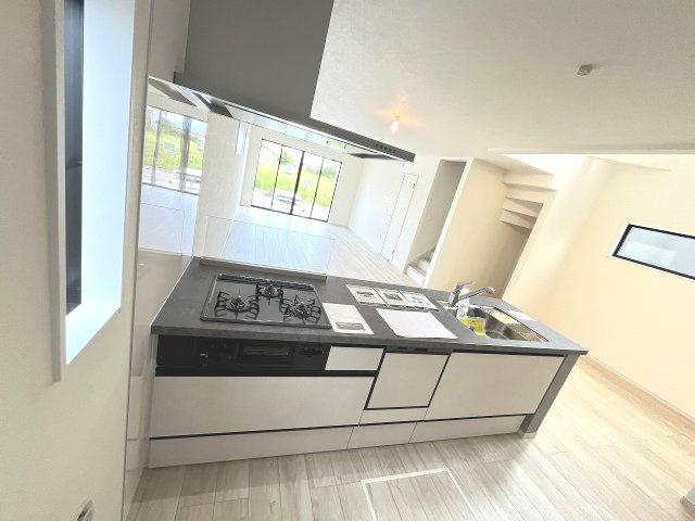 【キッチン】 | 春日市塚原台2丁目1期　1号棟（全1棟）【仲介手数料無料・0円】 | 現地写真。