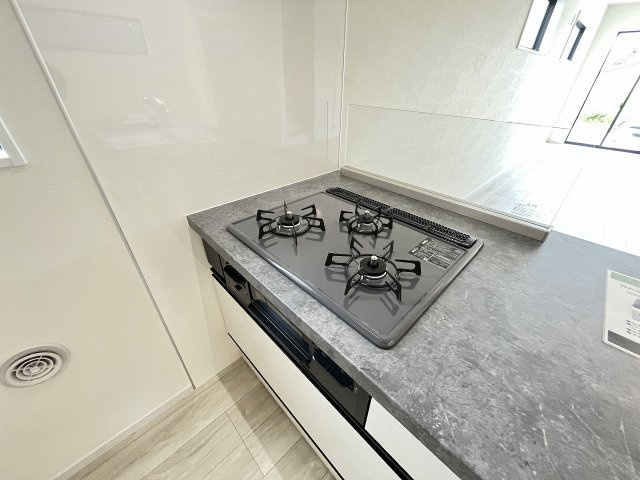 【キッチン】 | 春日市塚原台2丁目1期　1号棟（全1棟）【仲介手数料無料・0円】 | 現地写真。