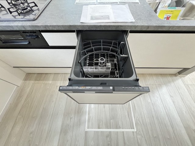 【キッチン】 | 春日市塚原台2丁目1期　1号棟（全1棟）【仲介手数料無料・0円】 | 現地写真。食洗器が付いてます。