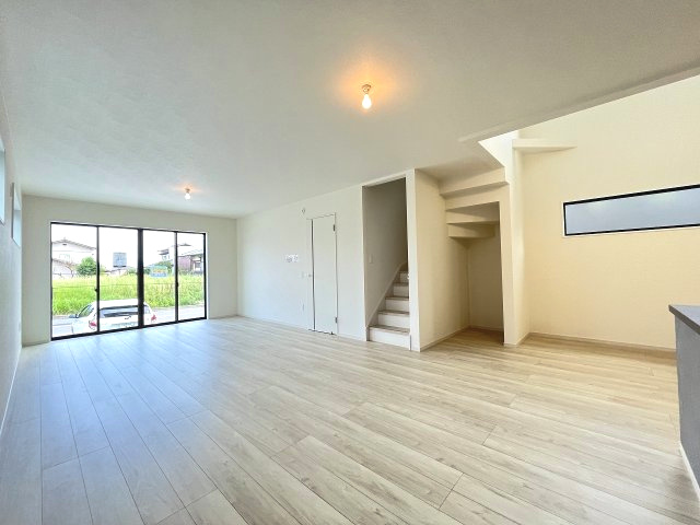 【居間・リビング】 | 春日市塚原台2丁目1期　1号棟（全1棟）【仲介手数料無料・0円】 | 現地写真。リビングです。