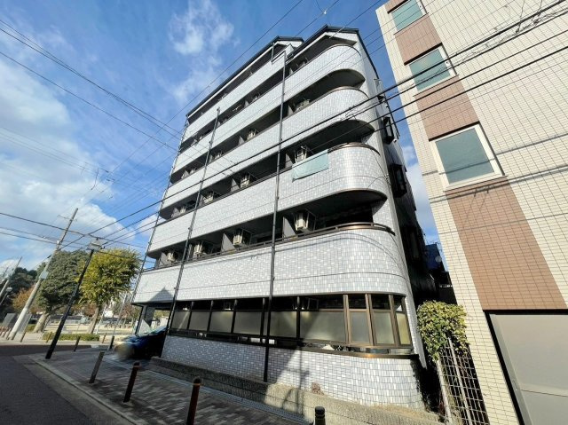 ロイヤルメゾン上新庄の外観