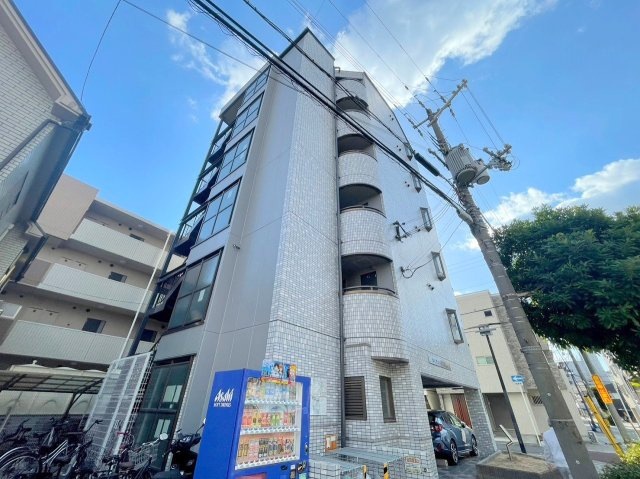 ロイヤルメゾン上新庄の外観