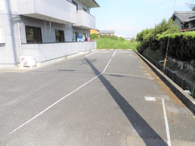 ムーンテラス片山S館の駐車場
