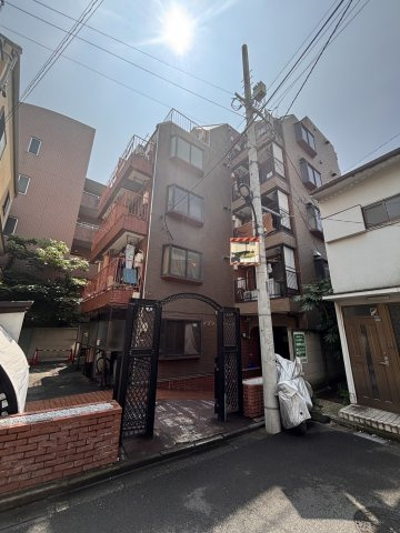 大江戸線国立競技場駅徒歩8分
丸ノ内線四谷三丁目駅徒歩8分
中央総武線千駄ヶ谷駅徒歩10分
利便性の良い立地です。