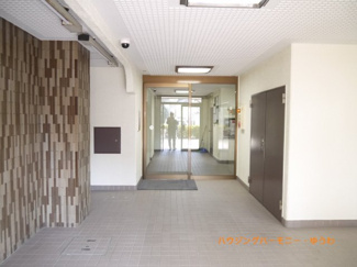 【その他共用部分】 | タイル調のエントランス内となります。