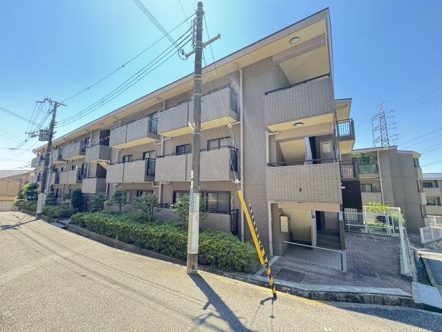 ディオレ新神戸A棟の外観|総戸数54戸のファミリーマンション
駐車場は平面駐車場・1998年12月築・専有面積65.33㎡