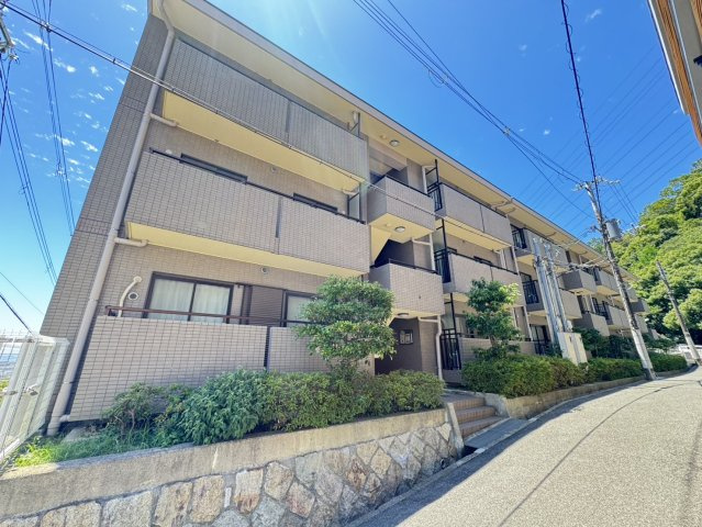 ディオレ新神戸A棟の外観|総戸数54戸のファミリーマンション
駐車場は平面駐車場・1998年12月築・専有面積65.33㎡