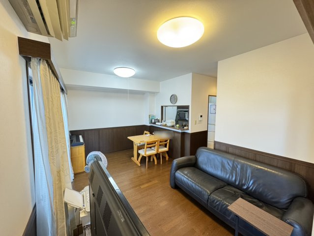 ディオレ新神戸A棟の居間・リビング|LDKは約12.7帖で南向き・陽当り・風通し良好！
カウンターキッチンで使い易い間取りです。