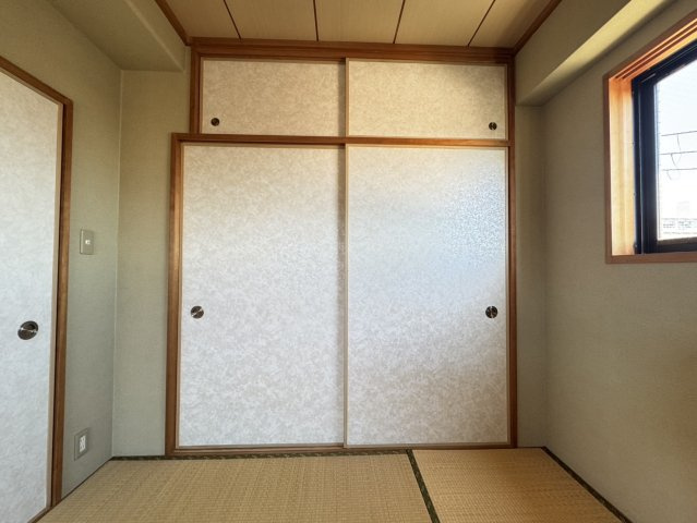 ディオレ新神戸A棟の収納|和室のたっぷり収納が可能な押入。季節の大きな荷物も収納できるのでお部屋をスッキリできます。