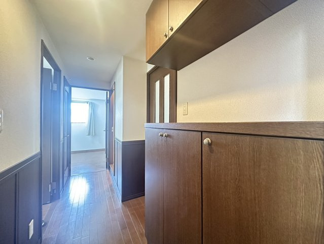 ディオレ新神戸A棟の玄関|豊富な靴が収納できる下駄箱です。