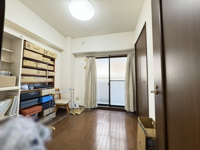 ディオレ新神戸A棟の洋室|洋室約4.6帖・クローゼット付でバルコニーに面しております。