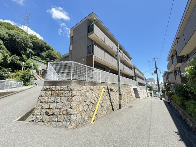 ディオレ新神戸A棟の外観|総戸数54戸のファミリーマンション
駐車場は平面駐車場・1998年12月築・専有面積65.33㎡