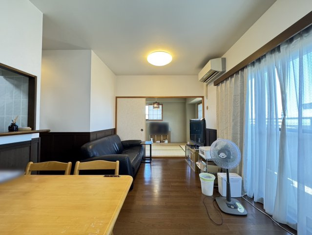 ディオレ新神戸A棟の居間・リビング|LDKは約12.7帖で南向き・陽当り・風通し良好！
カウンターキッチンで使い易い間取りです。