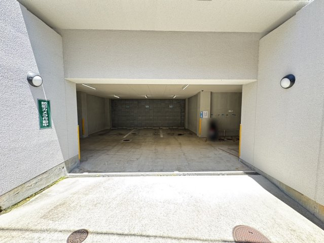 ディオレ新神戸A棟の駐車場