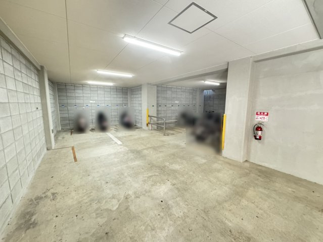 ディオレ新神戸A棟の駐車場