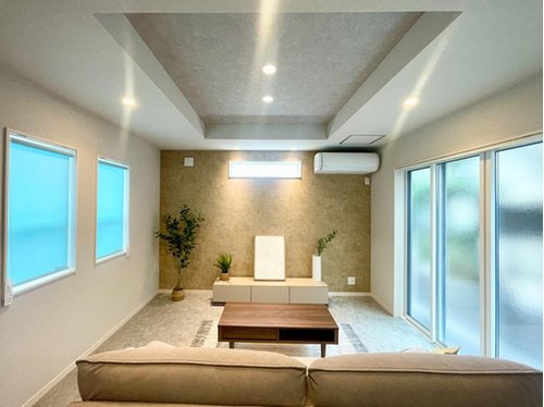 【QUAD】 東大和市向原４丁目の居間・リビング|光と風があふれる開放的なリビングダイニングには自然と家族みんなが集まってきます。