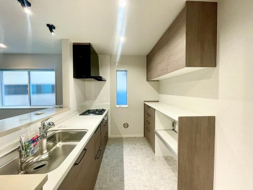 【QUAD】 東大和市向原４丁目のキッチン|お料理中でもお子様の様子を見守ることが出来る対面キッチン♪嬉しい食洗機付き。お湯と洗剤を使う機会が少なくなるため、手荒れ防止にも。食事の後の片付けも楽になります