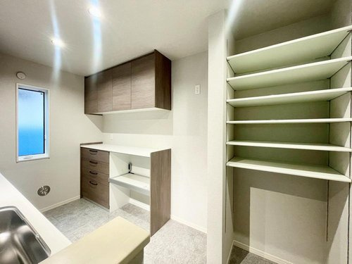 【QUAD】 東大和市向原４丁目のキッチン|キッチンには食器棚やパントリーなど収納スペースがあり、スッキリ♪