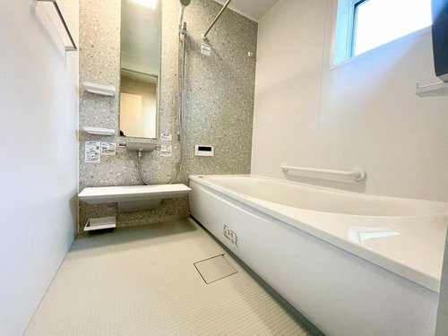 【QUAD】 東大和市向原４丁目の浴室|一坪サイズのゆったりシステムバスが日々の疲れを癒やしてくれます♪