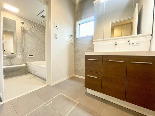 【QUAD】 東大和市向原４丁目の洗面所|洗面台には三面鏡を採用。身だしなみを整えやすい事はもちろんですが、鏡の後ろに収納スペースを設ける事により、散らかりやすい洗面スペースをすっきりさせる事が出来るのも嬉しいですね。