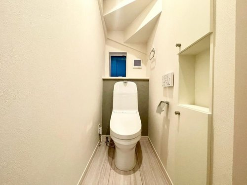 【QUAD】 東大和市向原４丁目のトイレ|多機能型の温水洗浄付きトイレを標準設置し、ゆとりある広さと実用性も兼ね備えた造り。小窓から差し込む光は清潔感を感じます♪