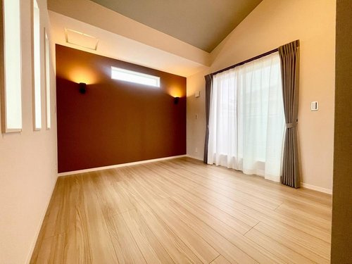 【QUAD】 東大和市向原４丁目の洋室|勾配天井の開放感のある明るい洋室♪