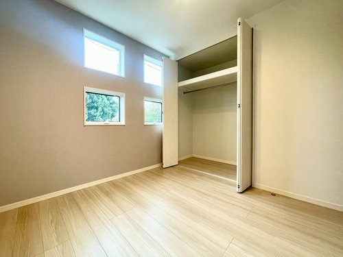 【QUAD】 東大和市向原４丁目の洋室|全居室に収納を完備しておりますので、いつでもお部屋をすっきりとお使い頂けそうです。自分好みのインテリアやレイアウトを考えるのも楽しみです。