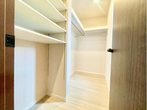 【QUAD】 東大和市向原４丁目の収納|ウォークインクローゼットは、衣類をまとめてしまえるため管理がしやすいことがメリットです。